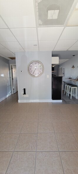318 N John Young Pky, Kissimmee, FL à louer - Hall d’entrée – Image 2 sur 8