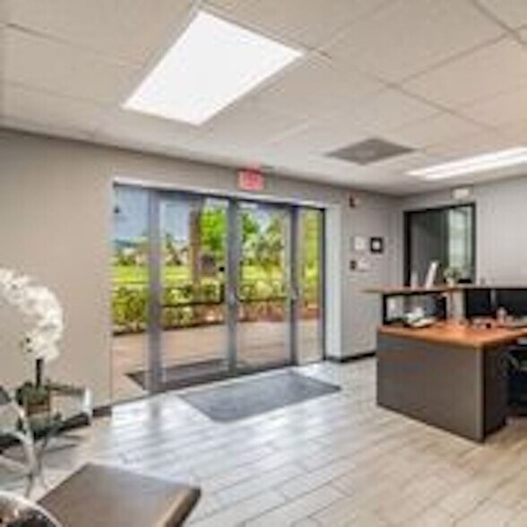 5501 W Gray St, Tampa, FL à louer - Hall d’entrée – Image 2 sur 20