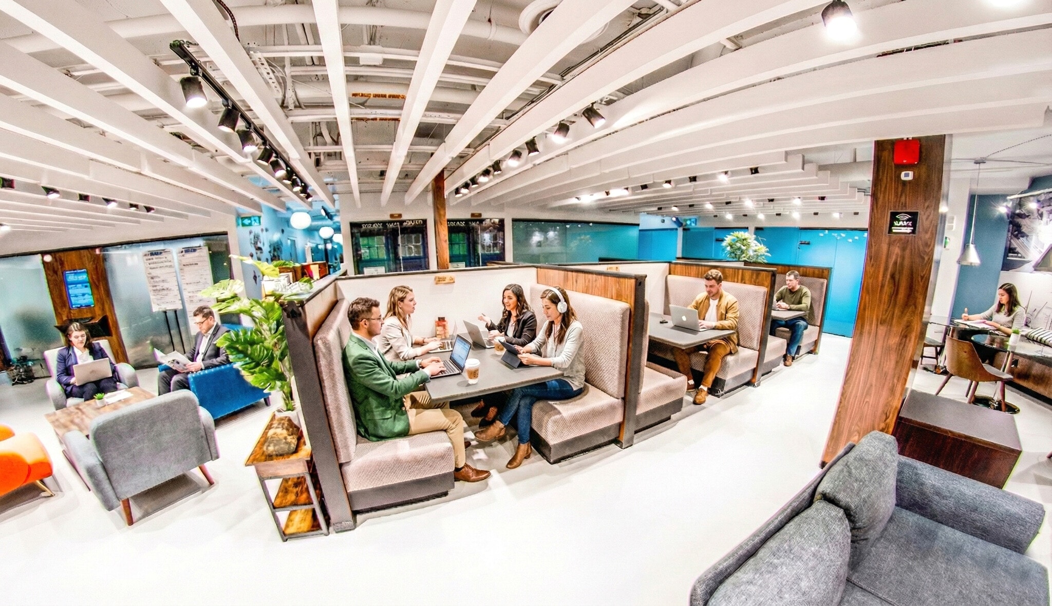 252 W Esplanade, North Vancouver, BC à louer Photo principale– Image 1 sur 30