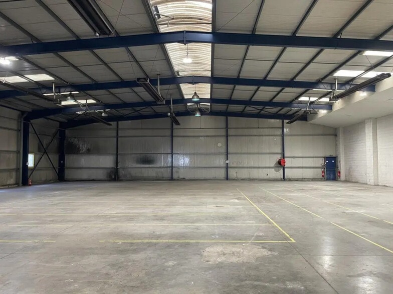 Bureau dans Lieu-Saint-Amand à louer - Photo de l’immeuble – Image 2 sur 4