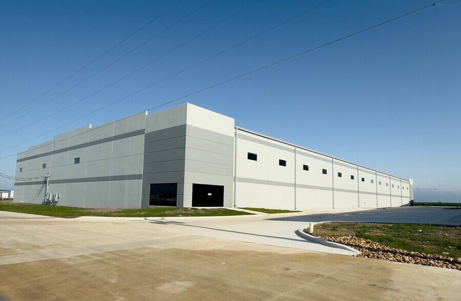 21813 US-79 Hwy, Taylor, TX à louer - Photo principale – Image 1 sur 4