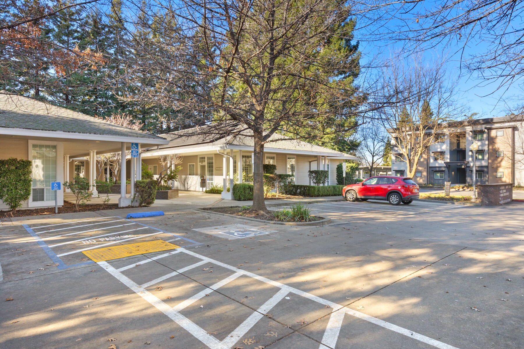 647 W East Ave, Chico, CA à louer Photo principale– Image 1 sur 9