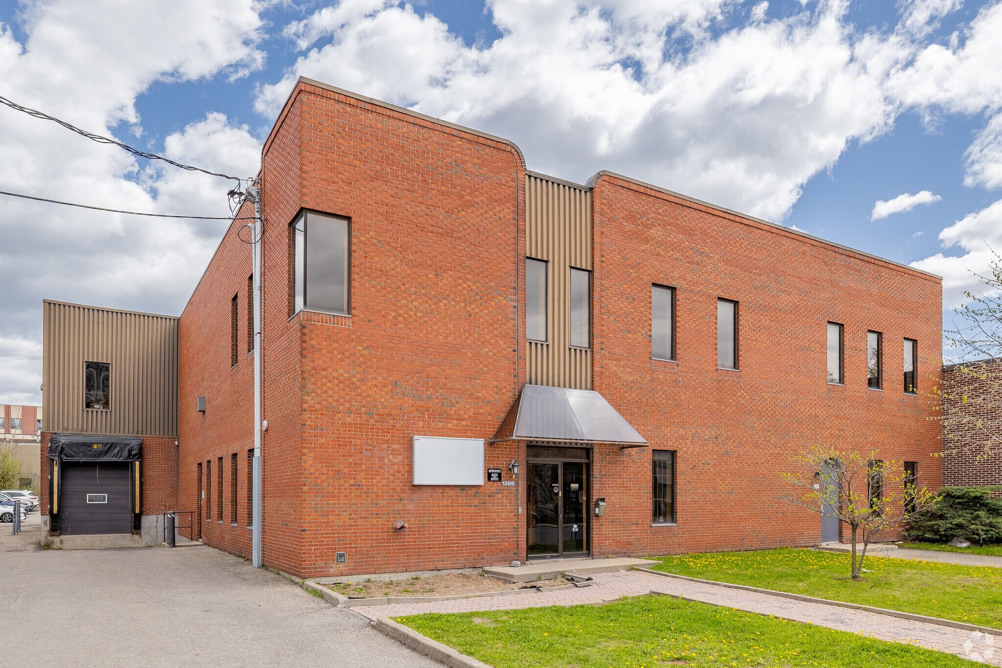 1300 Rue De Louvain O, Montréal, QC à louer Photo de l’immeuble– Image 1 sur 6