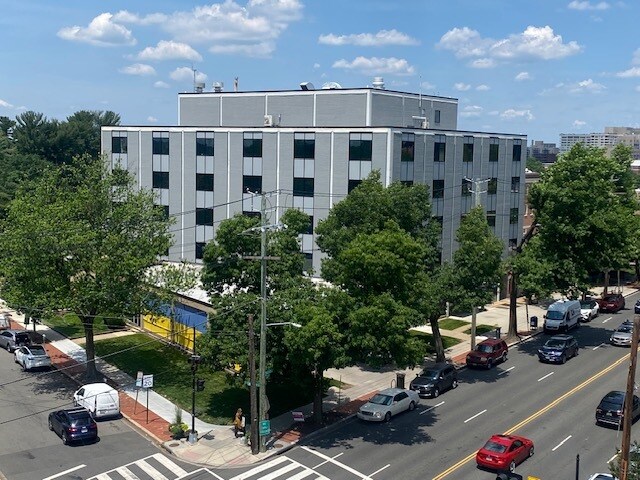 5100 Wisconsin Ave NW, Washington, DC à louer Photo principale– Image 1 sur 8
