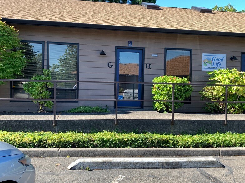 1744 E Mcandrews Rd, Medford, OR à vendre - Photo de l’immeuble – Image 3 sur 3