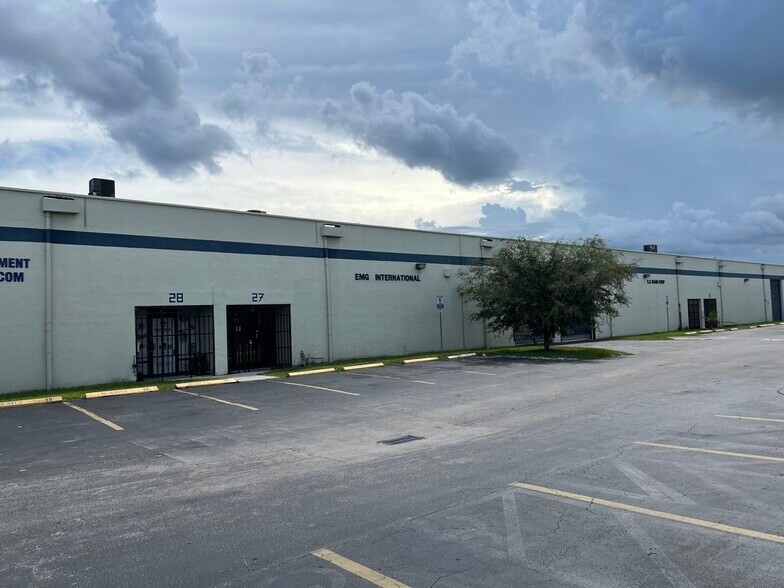 5220 NW 72nd Ave, Miami, FL à louer - Photo de l’immeuble – Image 2 sur 11
