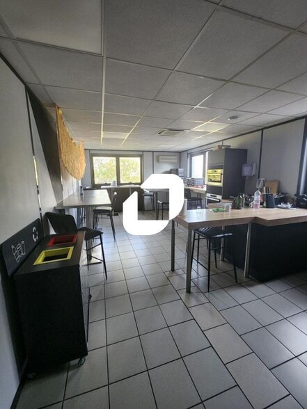Local d'activités dans Créteil à vendre - Photo de l’immeuble – Image 3 sur 12