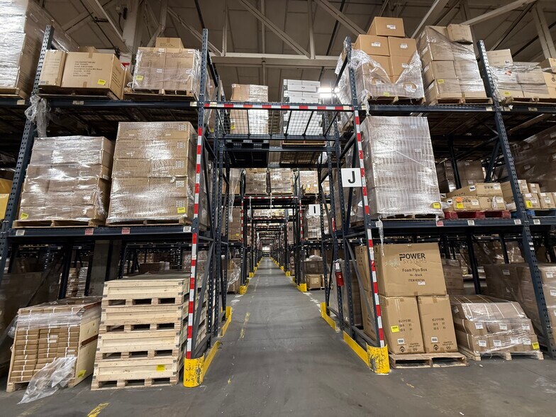 114 Tived Ln E, Edison, NJ à louer - Photo de l’immeuble – Image 3 sur 8