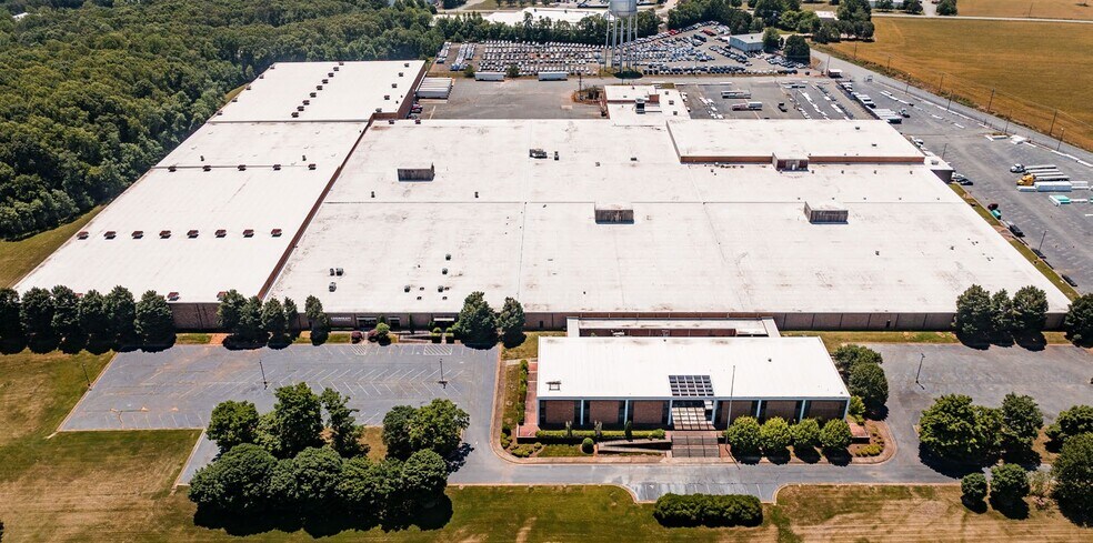 2516 Industry Dr, Burlington, NC à louer - Photo de l’immeuble – Image 2 sur 8