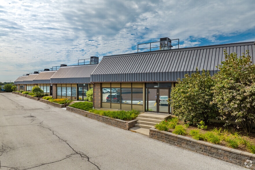 504 Iroquois Shore Rd, Oakville, ON à louer - Photo de l’immeuble – Image 2 sur 4