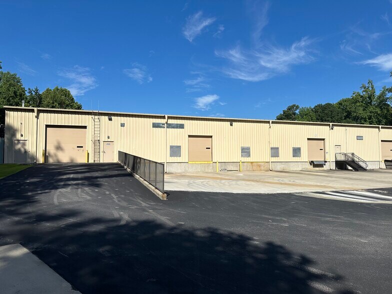 510 N Industrial Dr, Zebulon, NC à louer - Photo de l’immeuble – Image 2 sur 13