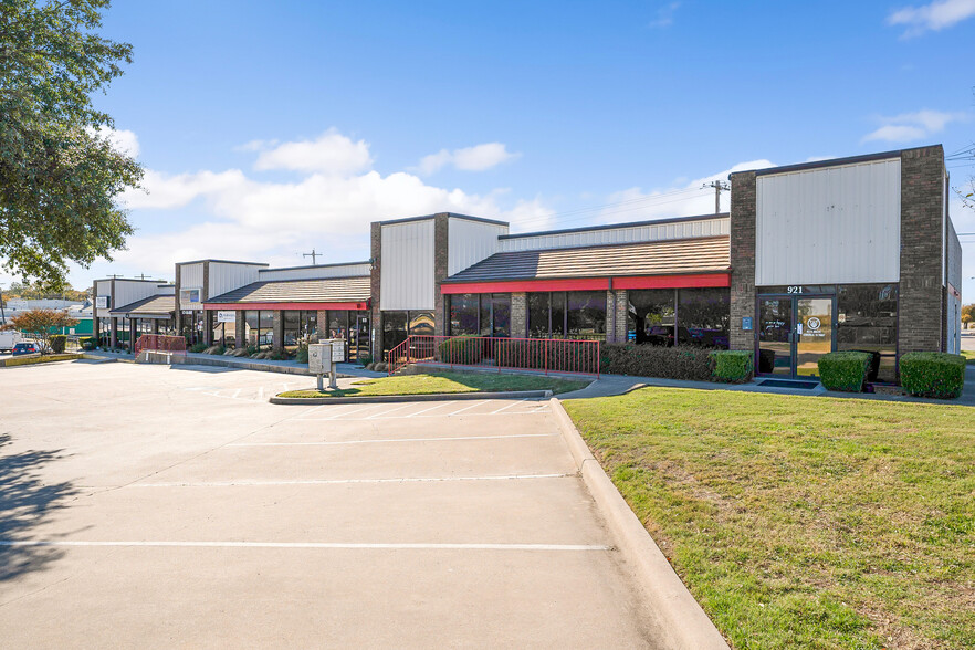 915-921 N Mill St, Lewisville, TX à louer - Photo de l’immeuble – Image 3 sur 4