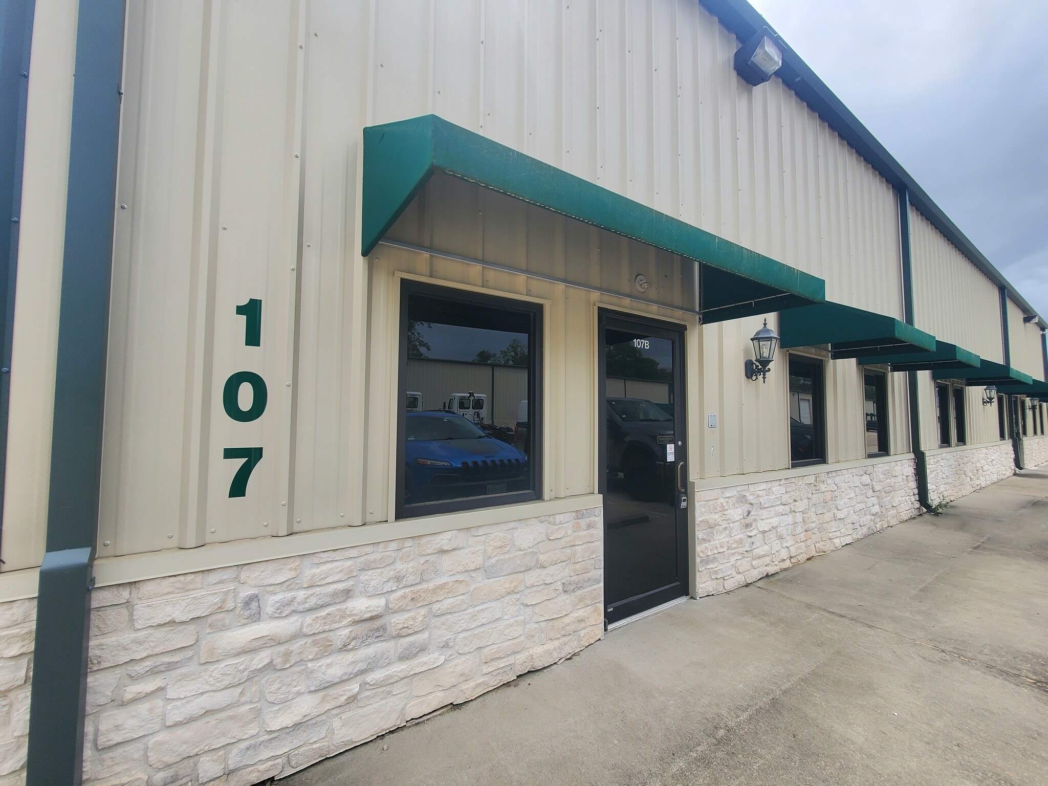 2418 N Frazier St, Conroe, TX à louer Photo de l’immeuble– Image 1 sur 17