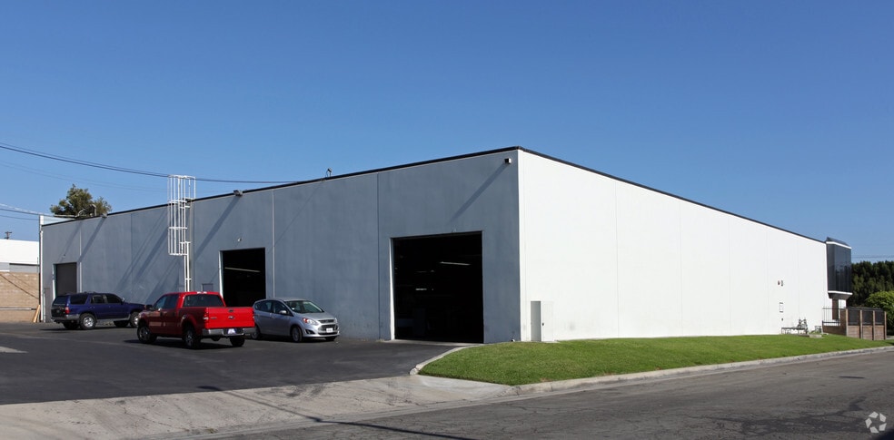 2301 E Winston Rd, Anaheim, CA à vendre - Photo de l’immeuble – Image 2 sur 3