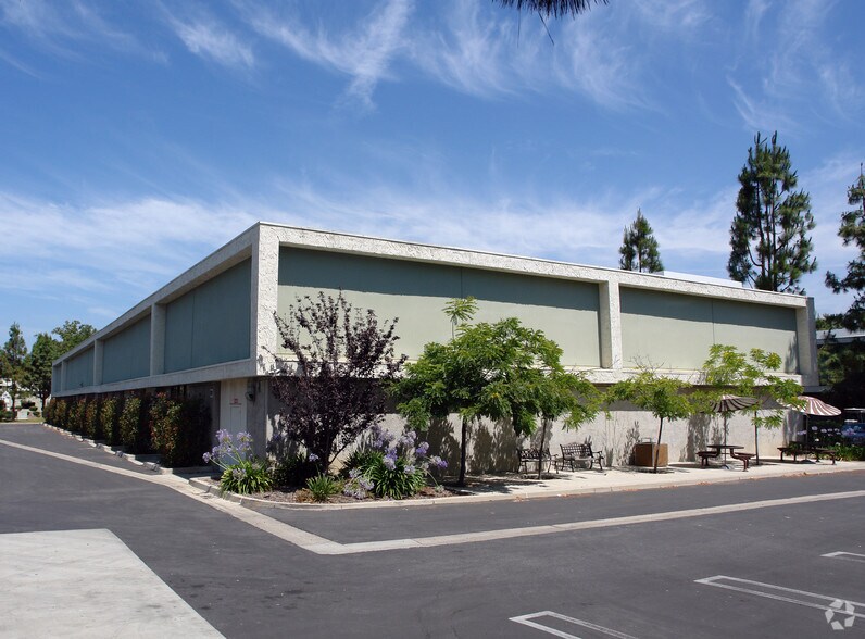 2426 Townsgate Rd, Westlake Village, CA à louer - Photo de l’immeuble – Image 2 sur 2