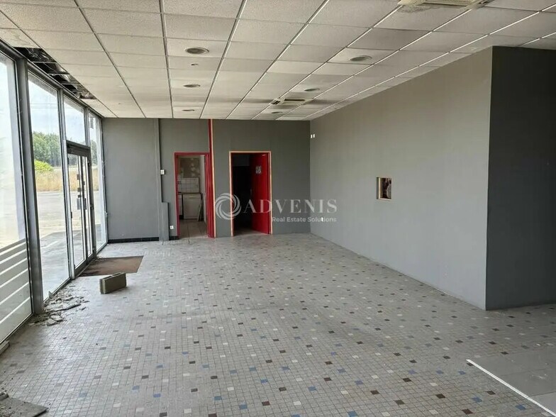 Local commercial dans YVRE-L'EVEQUE à louer - Photo de l’immeuble – Image 2 sur 4