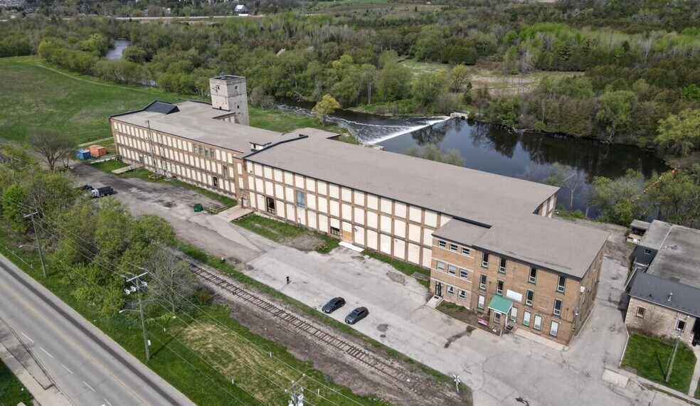 215 Queen St W, Cambridge, ON à louer - Photo de l’immeuble – Image 3 sur 12