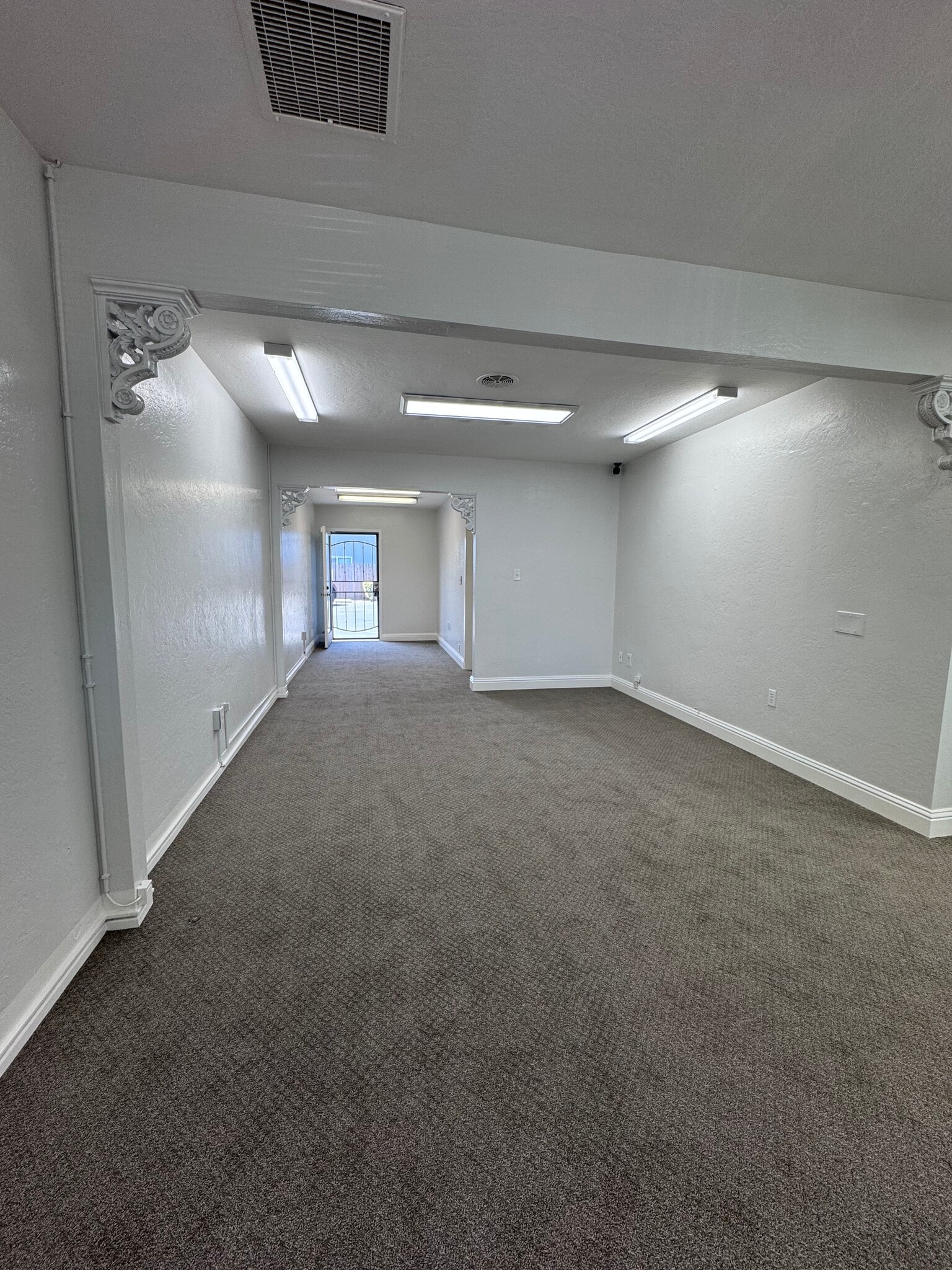 800-816 W Lodi Ave, Lodi, CA à louer Photo intérieure– Image 1 sur 8