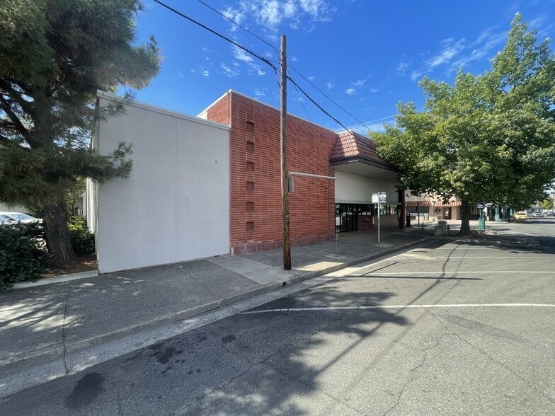 1810 Market St, Redding, CA à louer - Photo principale – Image 1 sur 11