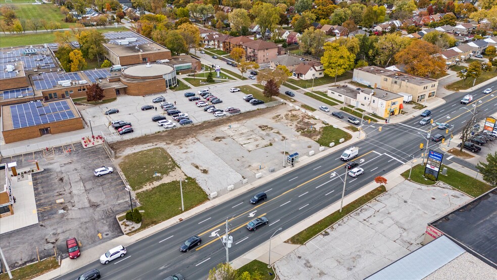 2410-12-16-2488 Tecumseh W Rd, Windsor, ON à vendre - Photo de l’immeuble – Image 3 sur 11