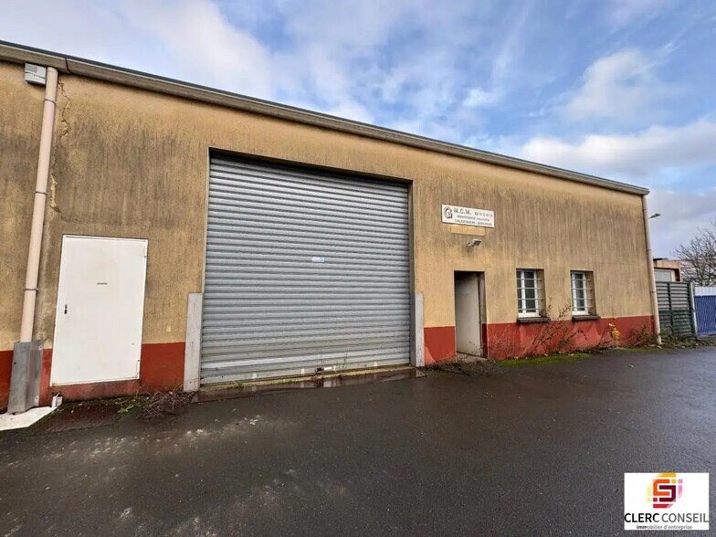 Local d’activités dans Le Petit-Quevilly à louer - Photo de l’immeuble – Image 1 sur 12