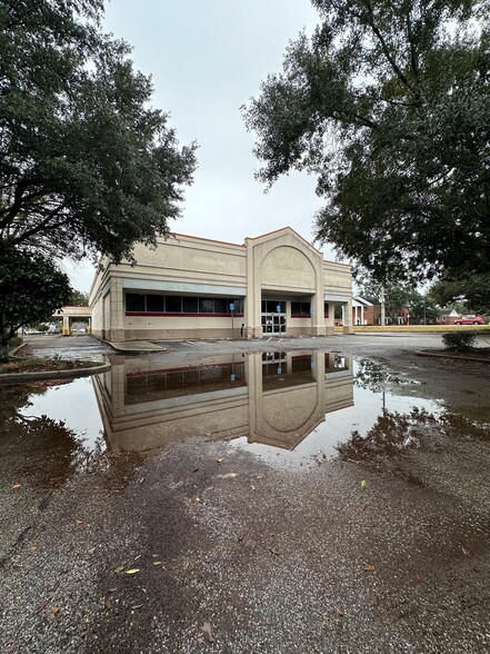 1422 E Pass Rd, Gulfport, MS à louer - Photo de l’immeuble – Image 1 sur 9