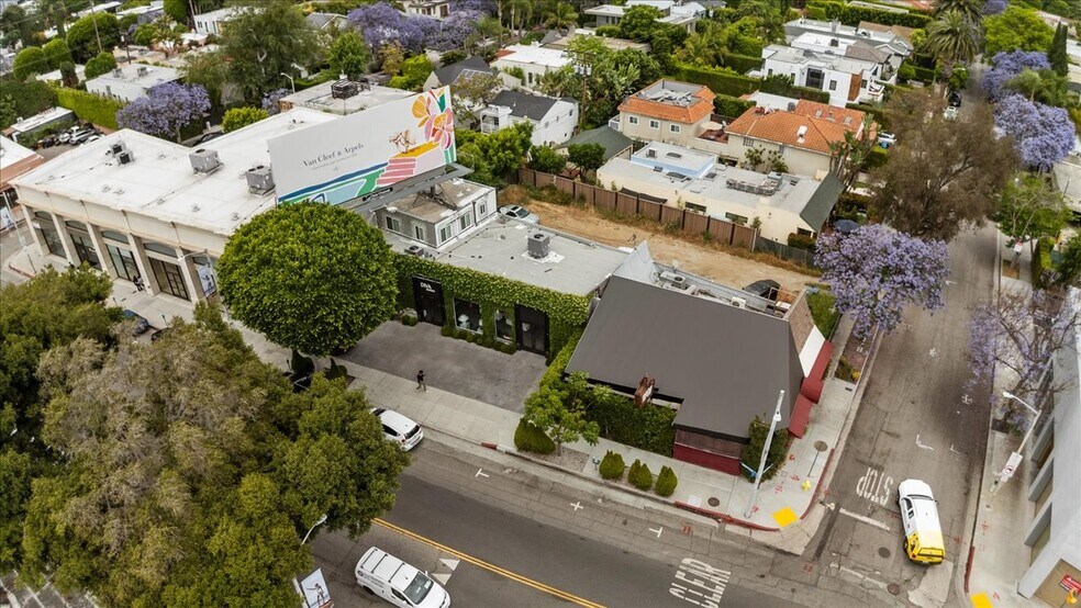 352 N Robertson Blvd, West Hollywood, CA à louer - Photo de l’immeuble – Image 3 sur 6