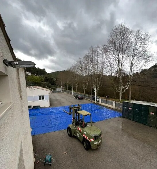 Local d'activités dans Saint-Zacharie à vendre - Photo de l’immeuble – Image 2 sur 17