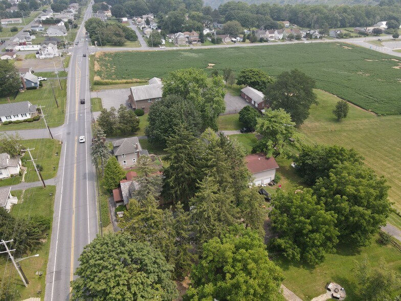 328 E Lawn Rd, Nazareth, PA à vendre - Photo de l’immeuble – Image 3 sur 5