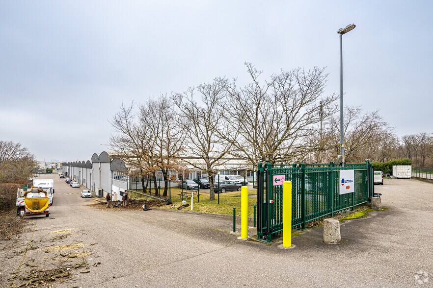 Local d’activités dans Saint-Priest à louer - Photo de l’immeuble – Image 3 sur 3