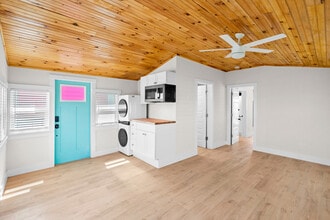 4760 Pine Island Rd NW, Matlacha, FL à louer Photo intérieure– Image 2 sur 12