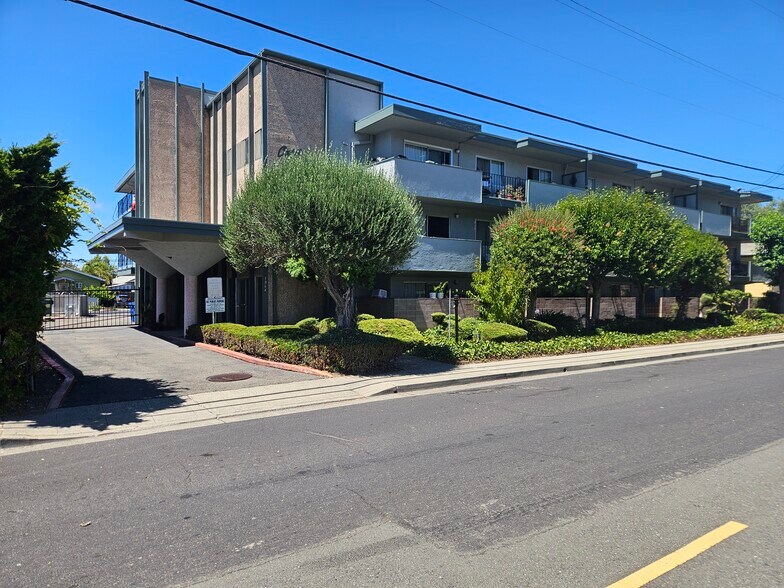 1049 Armstrong St, Hayward, CA à vendre - Photo de l’immeuble – Image 1 sur 41