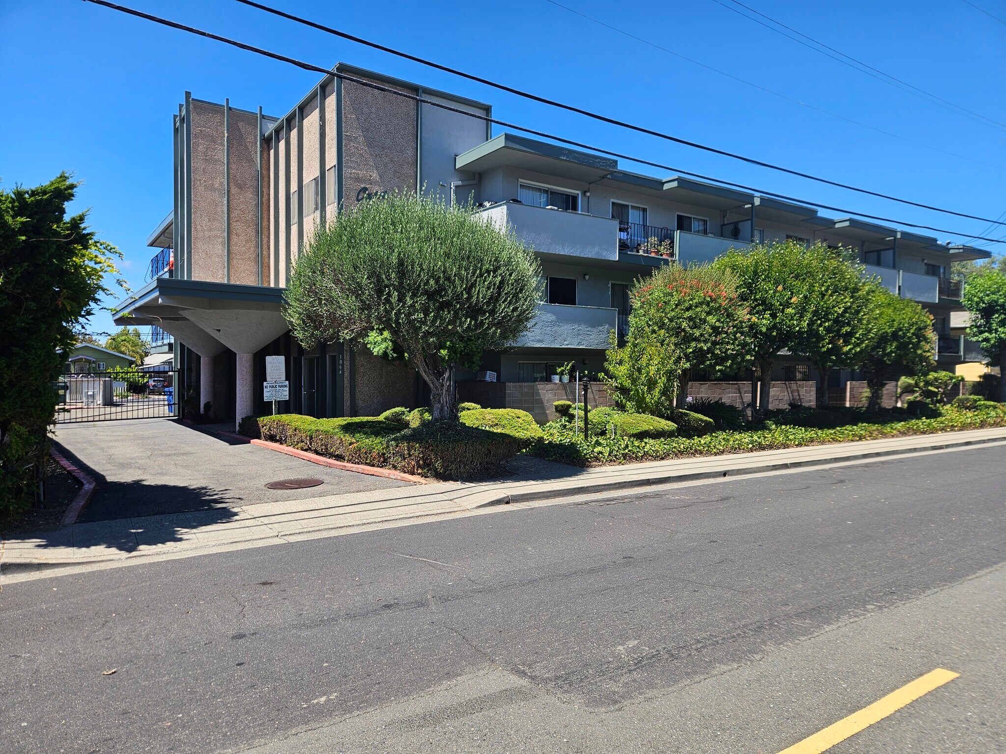 1049 Armstrong St, Hayward, CA à vendre Photo de l’immeuble– Image 1 sur 42