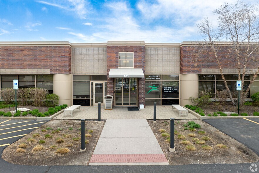 101 Waukegan Rd, Lake Bluff, IL à louer - Photo de l’immeuble – Image 2 sur 6