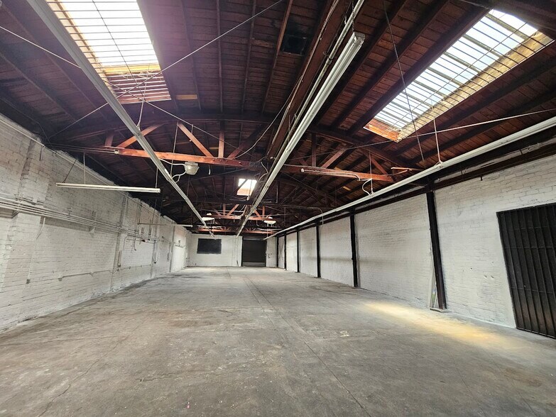 1637 Staunton Ave, Los Angeles, CA à louer - Photo de l’immeuble – Image 3 sur 8