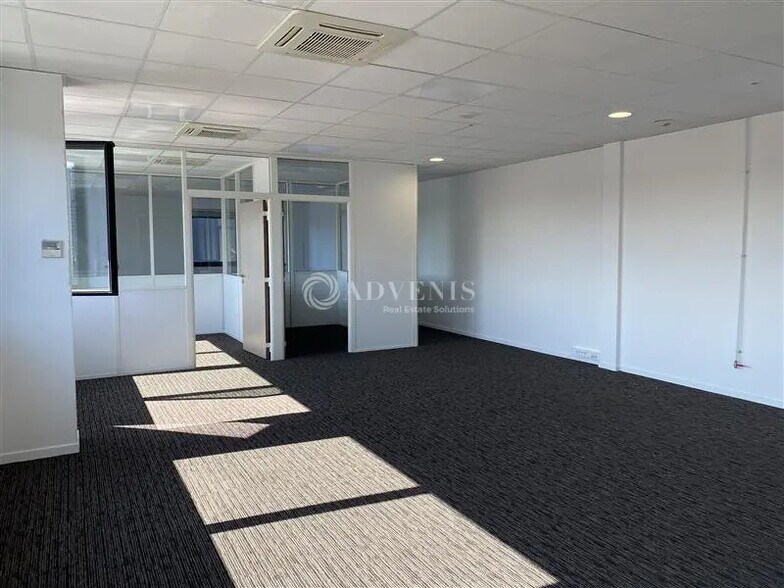 Bureau dans Meyzieu à louer - Photo de l’immeuble – Image 1 sur 5