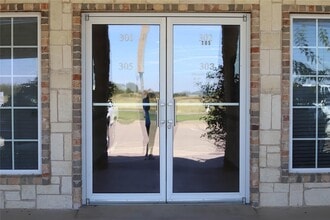 1650 W Chapman Dr, Sanger, TX à louer Photo de l’immeuble– Image 2 sur 9
