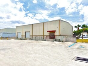 913 Edwards Rd, Fort Pierce, FL à louer Photo de l’immeuble– Image 1 sur 6