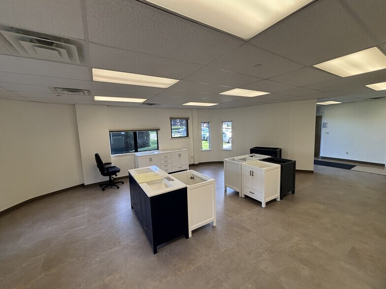 216-218 Sherwood Ave, Farmingdale, NY à louer - Photo de l’immeuble – Image 2 sur 6