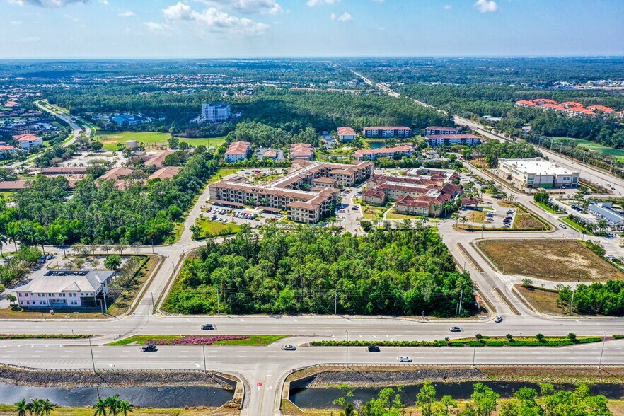 8370 Sierra Meadows Blvd, Naples, FL à vendre - Aérien – Image 2 sur 12