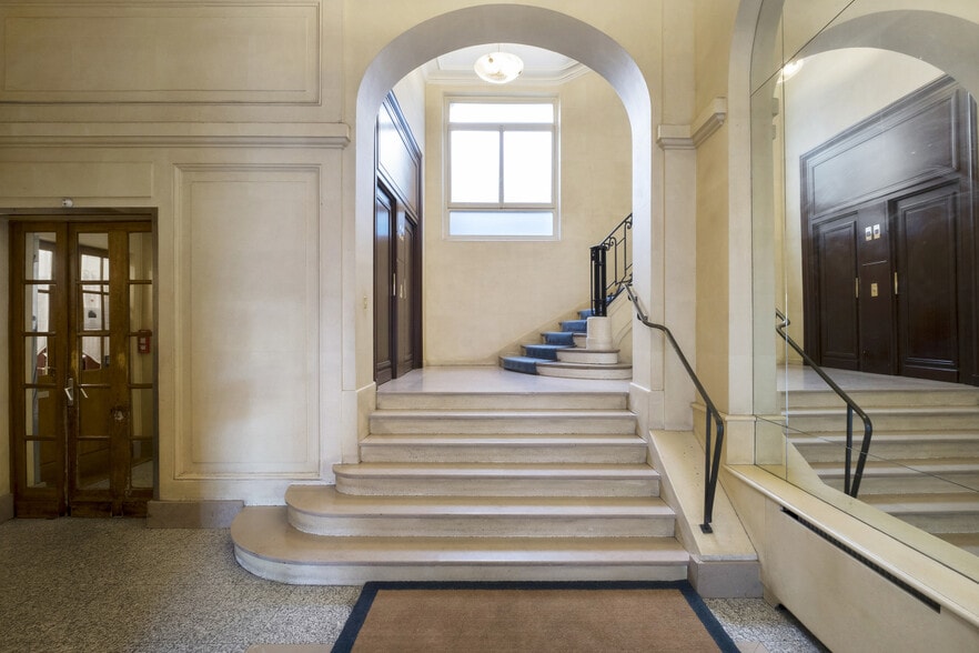 35 Avenue Des Champs Elysées, Paris à louer - Photo de l’immeuble – Image 2 sur 6