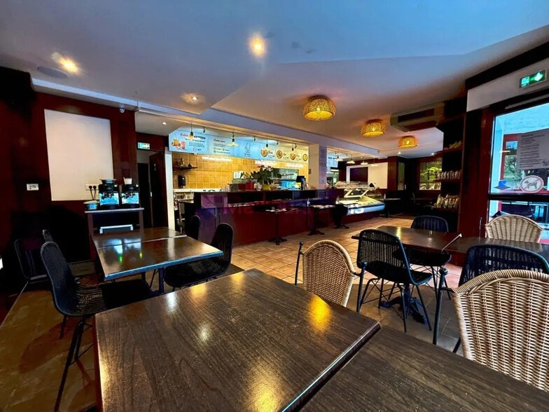 Local commercial dans Fréjus à vendre - Photo de l’immeuble – Image 1 sur 11