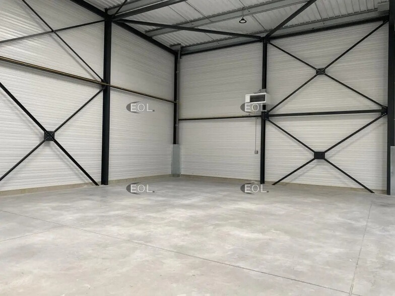 Local d'activités dans Marignane à vendre - Photo de l’immeuble – Image 2 sur 9