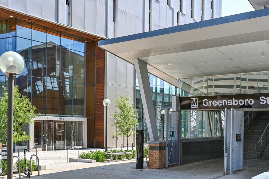 1750 Tysons Central St, Vienna, VA à louer - Photo de l’immeuble – Image 2 sur 3