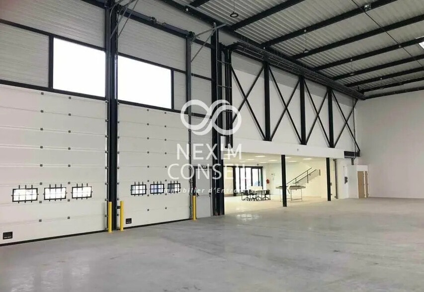51 Rue Du Commandant Rolland, Le Bourget à louer - Photo de l’immeuble – Image 3 sur 6