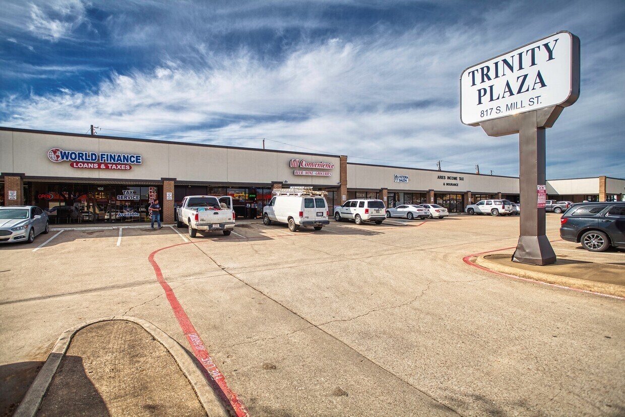 817 S Mill St, Lewisville, TX à louer Photo principale– Image 1 sur 8