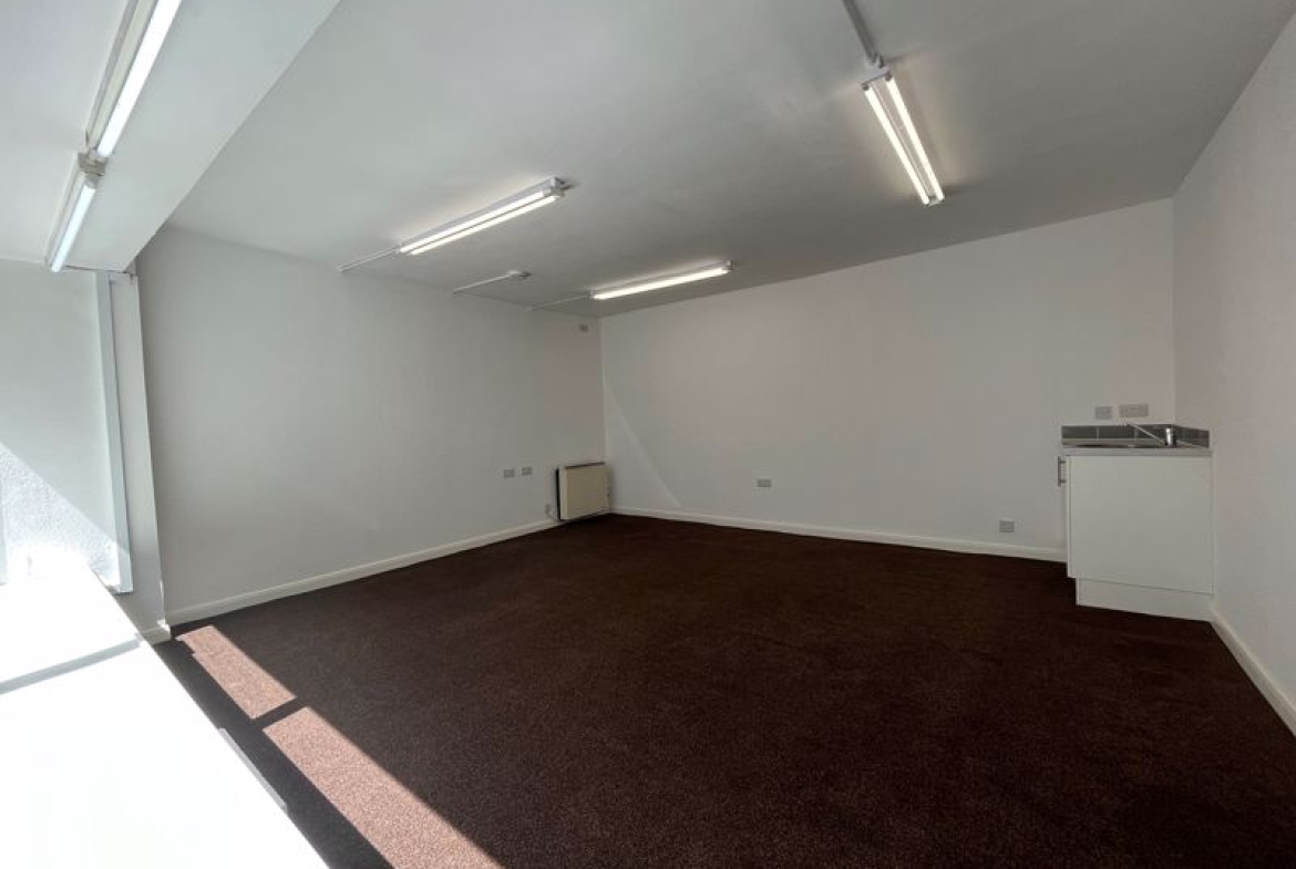 High St, Rothbury, NBL NE65 7TJ - Lot 1 -  - Photo intérieure - Image 1 of 2