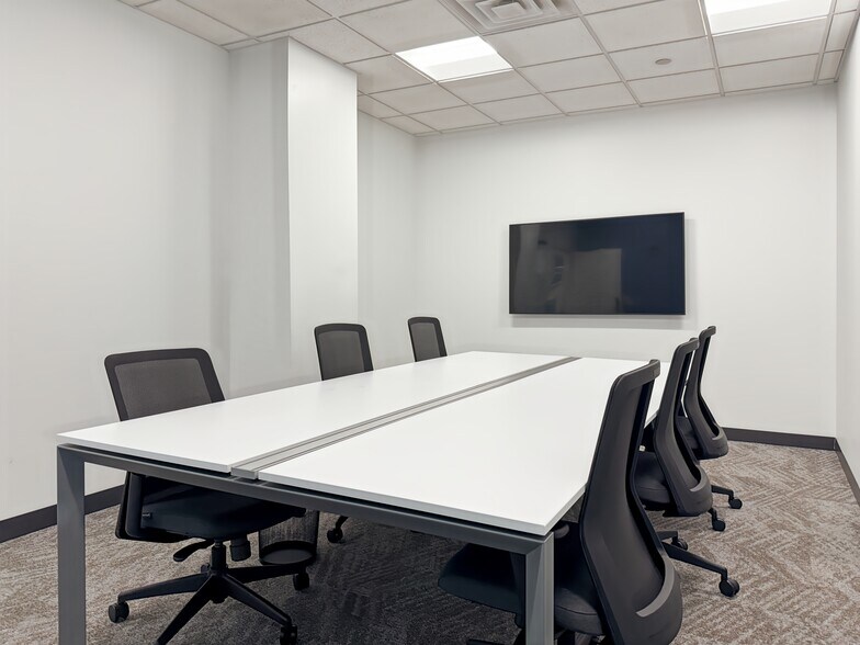 6160 N Summit Dr, Brooklyn Center, MN à louer - Photo intérieure – Image 2 sur 13