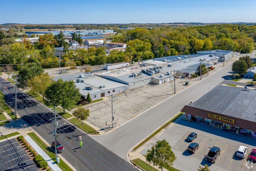 612 E Lake St, Lake Mills, WI à louer - Photo de l’immeuble – Image 1 sur 20