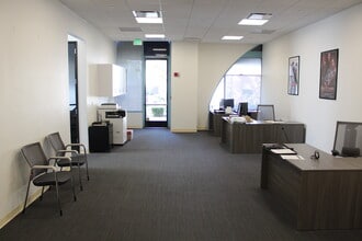 24300 Town Center Dr, Valencia, CA à louer Photo intérieure– Image 2 sur 4